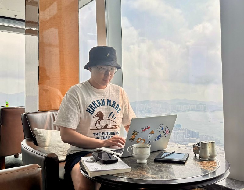 大厂员工到底如何转型自媒体？上午做了个咨询，在360干了十几年的朋友，从360安全卫士做到网盘业务，再做到后续的智能硬件…最后因为职场关系的超级高压，不得不辞职休息用他自己的话来说，当时已经重度抑郁了，后来经过两三年的调整，读佛学，学西方心理学，坚持修行才慢慢走出来对于他来说，最值钱的定位，其实已经通过这段经历梳理出来了，那就是帮助职场上那些高压人群，尤其是已经出现一些躯体化症状的人，看如何帮他们解决问题而且，他自己已经有两个成功的客户案例，也说明自己的经历，确实也培养起来这方面的专业能力