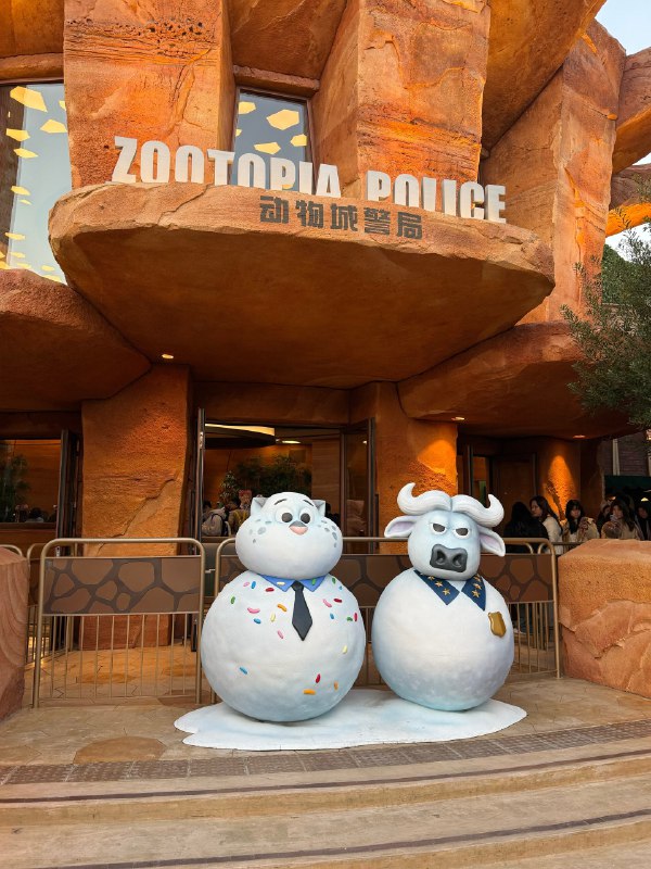 刚在加勒比海盗的餐厅坐下，那个片区就我和另一个男生，分别坐在两个角落，我一顿拍视频，然后他突然走过来，问我是不是续费年卡了，他是我的粉丝，一直看我的视频😂😂😂刚在加勒比海盗的餐厅坐下，那个片区就我和另一个男生，分别坐在两个角落，我一顿拍视频，然后他突然走过来，问我是不是续费年卡了，他是我的粉丝，一直看我的视频😂😂😂