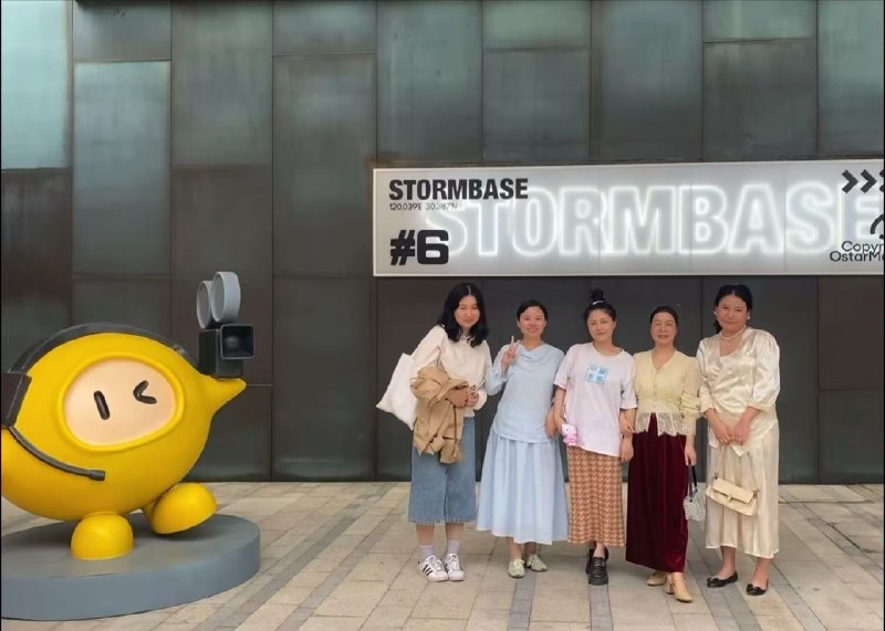 创业还是太好玩了😙除了求职，还有一堆我想去探索的求职辅导是我的生存项哈哈哈哈今天又见了很多朋友 真的很开心，我是最小但是最高的😅感谢荷妮老师的局，因为她我认识了良渚🥹@荷妮AI超级个体 @溪溪溪子 @Jelly-Zhang好想去大厂体验几个月npd老板啊😅（他不打我还是挺好的系列 也许有可能某天会回去上两天班，但是还是会出来创业的😙顺便荷妮老师线下大课🍻4.18-4.19 杭州周末两天一夜 链接她非常值得🙋🏻‍♀️创业还是太好玩了😙除了求职，还有一堆我想去探索的求职辅导是我的生存项哈哈哈哈今天又见了很多朋友 真的很开心，我是最小但是最高的😅感谢荷妮老师的局，因为她我认识了良渚🥹@荷妮AI超级个体 @溪溪溪子 @Jelly-Zhang好想去大厂体验几个月npd老板啊😅（他不打我还是挺好的系列 也许有可能某天会回去上两天班，但是还是会出来创业的😙顺便荷妮老师线下大课🍻4.18-4.19 杭州周末两天一夜 链接她非常值得🙋🏻‍♀️