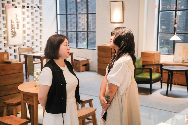 翻看周六成都女性搞钱沙龙的照片，让我更加确认了举办高价值沙龙的意义——线下社交依旧无法被线上取代，人与人之间的想高效链接，依然得靠面对面的沉浸式交流