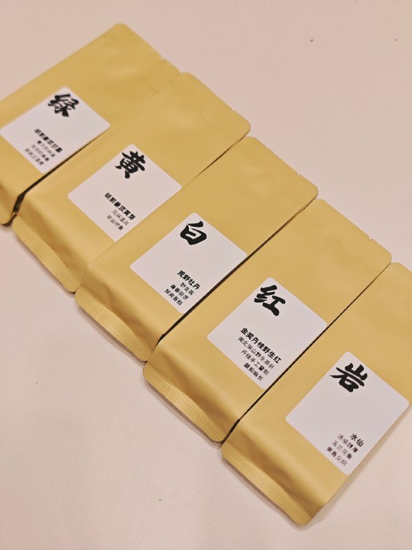 手搓2025年SVIP礼盒总算要交卷 🤗（没错，2026都过去一个Q了，2025的礼盒才做好）作为水果社群，我们应该送大家什么礼物呢，周边？摆件？水果？年前一直没想好后面突然想到，联合我们的好朋友们，做一个「自然风味礼盒」吧！在出色的产品里，我们又选择了最有特色的几款，希望能给大家呈现大自然叠加人类巧手后，不同风味的魅力被留存住的果味，是99%的人都没吃过的玉米干，有肉感的厚切菠萝干茶中的人生滋味，集齐了明前绿茶 黄茶 白茶 岩茶 红茶，感受中国人在一片叶子上下的功夫全球咖啡精选，有冠军庄园、新贵品种，由开咖啡店的朋友自烘，浅、中、深烘在一份里都能体验所有的文案和设计都由我们自己手搓，虽然最后出于成本考虑，没能还原理想状态，但也是能看了（主要还是物料太多太零散，量又小，全打印定制的话包材成本超过15了，最后只能全用热敏打印搞定）这两天化身打包女工，每个贴纸都是亲手贴上，总算要把欠的作业完成了手搓2025年SVIP礼盒总算要交卷 🤗（没错，2026都过去一个Q了，2025的礼盒才做好）作为水果社群，我们应该送大家什么礼物呢，周边？摆件？水果？年前一直没想好后面突然想到，联合我们的好朋友们，做一个「自然风味礼盒」吧！在出色的产品里，我们又选择了最有特色的几款，希望能给大家呈现大自然叠加人类巧手后，不同风味的魅力被留存住的果味，是99%的人都没吃过的玉米干，有肉感的厚切菠萝干茶中的人生滋味，集齐了明前绿茶 黄茶 白茶 岩茶 红茶，感受中国人在一片叶子上下的功夫全球咖啡精选，有冠军庄园、新贵品种，由开咖啡店的朋友自烘，浅、中、深烘在一份里都能体验所有的文案和设计都由我们自己手搓，虽然最后出于成本考虑，没能还原理想状态，但也是能看了（主要还是物料太多太零散，量又小，全打印定制的话包材成本超过15了，最后只能全用热敏打印搞定）这两天化身打包女工，每个贴纸都是亲手贴上，总算要把欠的作业完成了