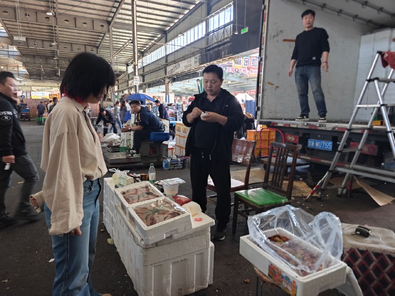 以前一直不敢碰水果批发市场，因为水太深了但这次排面了！和杭州勾庄市场达成了官方合作，市场负责人直接带着，到最好的供应商那里看货，帮我们把关价格、协助品控一直在舒适区做内容、做社群的我们，5 月过后，即将迎来重大版本迭代，挑战不擅长但足够有意思的方式（p3 太好笑了，感觉可以拍龙王赘婿了）以前一直不敢碰水果批发市场，因为水太深了但这次排面了！和杭州勾庄市场达成了官方合作，市场负责人直接带着，到最好的供应商那里看货，帮我们把关价格、协助品控一直在舒适区做内容、做社群的我们，5 月过后，即将迎来重大版本迭代，挑战不擅长但足够有意思的方式（p3 太好笑了，感觉可以拍龙王赘婿了）