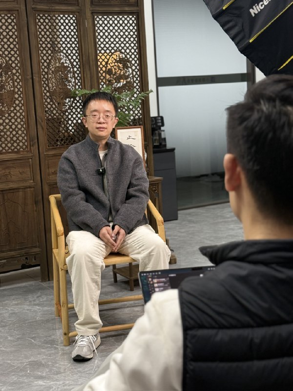 最近给客户做咨询，帮他们找自己的定位，我发现根本不是你选行业，而是你真正服务过的那一群客户，反过来帮你选了赛道比如做品牌全案设计的观鱼，我跟他聊了不到半小时，他就发现，来主动找他的，几乎都是做烘焙的老板我追问他背后的原因，他说烘焙这2年确实还在赚钱，不像很多大餐饮，门店开一片倒一片再是做烘焙的老板，普遍更在意审美和品牌感，也愿意为这些买单更主要的是，喜欢烘焙的都是年轻人，要是设计上很差，压根就不会来进店所以聊完后，他就知道自己的定位了：服务有品牌意识的烘焙品牌/烘焙门店，帮他们提高品牌的设计审美，进而吸引年轻客户，促进消费所以定位不是自己想出来的，是服务客户的过程中趟出来的，你还没找到自己的定位，只能说服务的客户还不够多