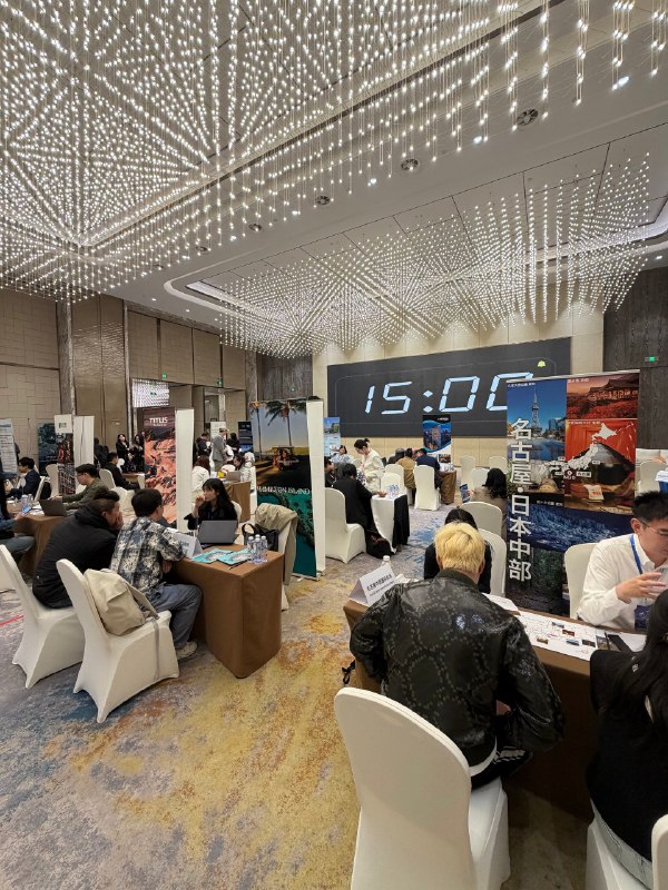 中英文切换，勾兑了一堆境外旅游局资源，希望未来有机会合作上，当e人好累🫠很有种招聘会的感觉，不过比找工作轻松多了，而且也平等不少中英文切换，勾兑了一堆境外旅游局资源，希望未来有机会合作上，当e人好累🫠很有种招聘会的感觉，不过比找工作轻松多了，而且也平等不少