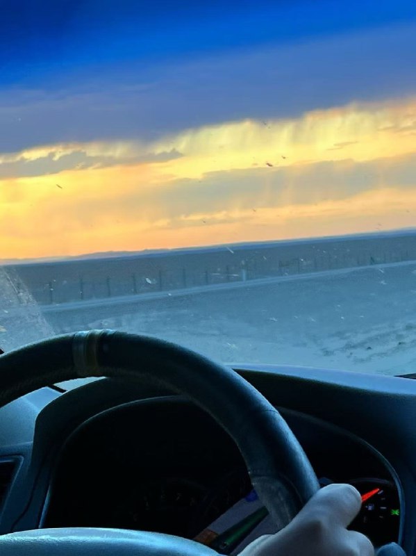 不在外自驾旅居的日子，我一般就在家里宅着：工作、写作、实战、输出、出摊卖卖卖、喝茶、焚香、读书、练功、健身……我不喜欢去人多的商场，周边也没什么好玩的地方要么在家干活赚钱要么出门自驾旅居这个状态我是比较喜欢的自由职业8年，已经习惯了这种生活状态并乐在其中很多人不太能接受这种孤独感，我一开始也是，不过后来不是单纯的在家做项目，而是做IP后，这种孤独感消失了每天大量的表达，让我和这个世界产生了大量的链接每天会有非常多伙伴的私聊，完全感觉不到孤独这种独居赚钱又和世界链接同步的状态也是我喜欢的，满足了我的表达欲，又能赚到钱我昨天发了一条宅家工作的日常随拍，配文说：独立赚钱能力，是这个时代最大的底气嗯，具备独立赚钱能力，不一定能让你过上所有想过的生活，比如我还想周游世界，目前经济条件不允许啊不过，起码能让你远离你不想过的生活