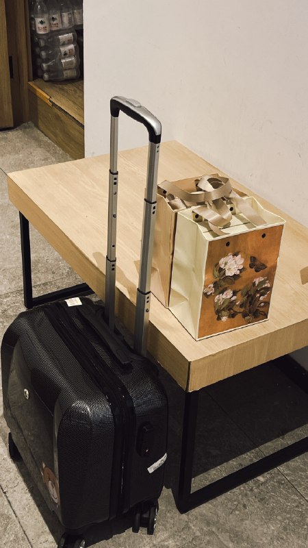 在杭州出差，顺便去拜访了一下浙江分校的同事，第一次见，所以顺便给他们带了两小盒安徽黄山的祁门红茶