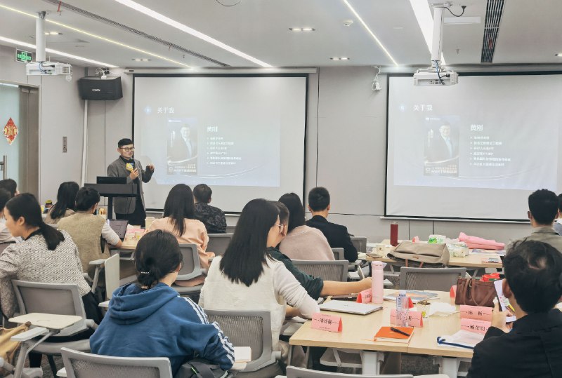 自由职业并不自由不需要上班=随时随地都要工作哈哈哈比如，为了匹配新人小伙伴的自由周末也要过来讲课