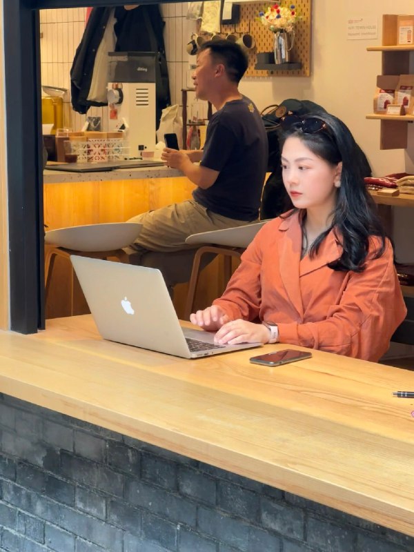 今天和瓜瓜面基了她在我眼里是个敢爱敢恨敢创的奇女子：23岁结婚 24岁离开大厂 垫款80w创业16-19年每年流水3000w，疫情尾声关掉公司，解散团队，出门流浪3个月重新出发后，帮人做IP，两个月做到流水百万，自己拍视频第8个就400w播放27岁离婚，她说自己是个恋爱脑，褒义的恋爱脑，给两任前任都买过车，无怨无悔感兴趣的蹲一下访谈视频————————————住在二环真的体验感很好，去哪儿都是骑车就到，周边处处是名人故居、各种胡同这家四合院咖啡，就在酒店附近，没想到周一这么多人，大多数是在办公的，北京的自由职业者还是挺多的每个地方的自由都有不同的味道