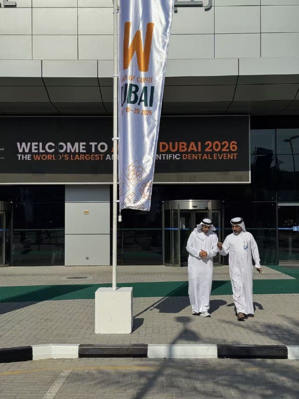 迪拜太热情，第一天还没结束，所有的名片和资料都拿完了，只能现找地方打印，算下来打1张名片要3块，还就是个铜板纸，😂迪拜太热情，第一天还没结束，所有的名片和资料都拿完了，只能现找地方打印，算下来打1张名片要3块，还就是个铜板纸，😂