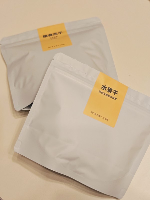 手搓2025年SVIP礼盒总算要交卷 🤗（没错，2026都过去一个Q了，2025的礼盒才做好）作为水果社群，我们应该送大家什么礼物呢，周边？摆件？水果？年前一直没想好后面突然想到，联合我们的好朋友们，做一个「自然风味礼盒」吧！在出色的产品里，我们又选择了最有特色的几款，希望能给大家呈现大自然叠加人类巧手后，不同风味的魅力被留存住的果味，是99%的人都没吃过的玉米干，有肉感的厚切菠萝干茶中的人生滋味，集齐了明前绿茶 黄茶 白茶 岩茶 红茶，感受中国人在一片叶子上下的功夫全球咖啡精选，有冠军庄园、新贵品种，由开咖啡店的朋友自烘，浅、中、深烘在一份里都能体验所有的文案和设计都由我们自己手搓，虽然最后出于成本考虑，没能还原理想状态，但也是能看了（主要还是物料太多太零散，量又小，全打印定制的话包材成本超过15了，最后只能全用热敏打印搞定）这两天化身打包女工，每个贴纸都是亲手贴上，总算要把欠的作业完成了手搓2025年SVIP礼盒总算要交卷 🤗（没错，2026都过去一个Q了，2025的礼盒才做好）作为水果社群，我们应该送大家什么礼物呢，周边？摆件？水果？年前一直没想好后面突然想到，联合我们的好朋友们，做一个「自然风味礼盒」吧！在出色的产品里，我们又选择了最有特色的几款，希望能给大家呈现大自然叠加人类巧手后，不同风味的魅力被留存住的果味，是99%的人都没吃过的玉米干，有肉感的厚切菠萝干茶中的人生滋味，集齐了明前绿茶 黄茶 白茶 岩茶 红茶，感受中国人在一片叶子上下的功夫全球咖啡精选，有冠军庄园、新贵品种，由开咖啡店的朋友自烘，浅、中、深烘在一份里都能体验所有的文案和设计都由我们自己手搓，虽然最后出于成本考虑，没能还原理想状态，但也是能看了（主要还是物料太多太零散，量又小，全打印定制的话包材成本超过15了，最后只能全用热敏打印搞定）这两天化身打包女工，每个贴纸都是亲手贴上，总算要把欠的作业完成了