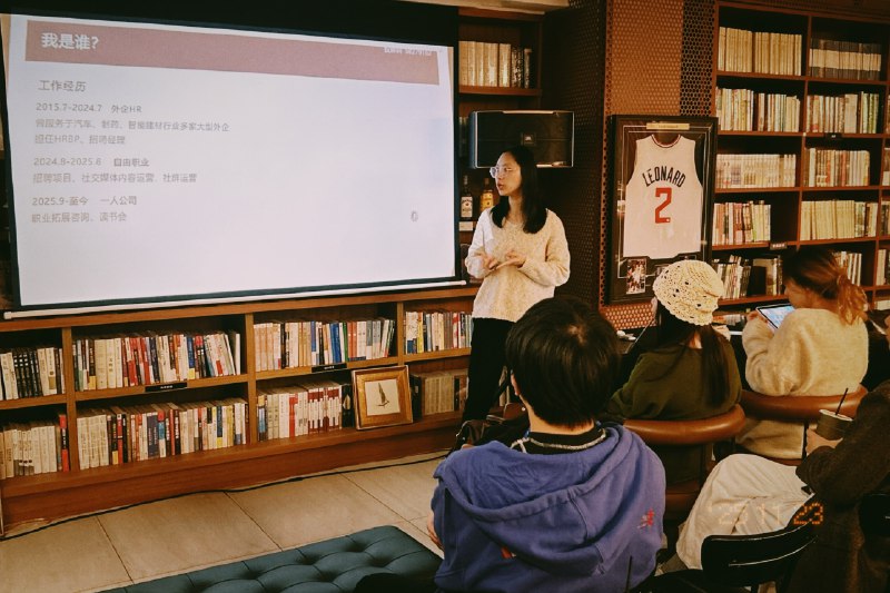 今天下午在freelab记忆比较深的是看到小翼一直在做一人公司0-1的分享内容，就很想问她，做这么多年了，不腻吗？难道这就是J人的坚持力小翼说，有变化哇，从之前的工具类、攻略化内容一直在变，现在更多的也是分享个人感受型内容