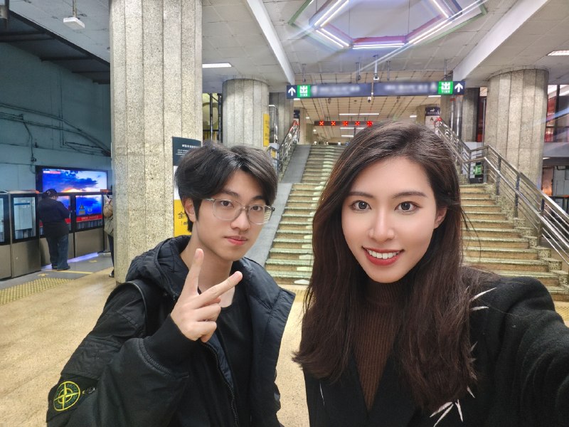 和18岁、大概也是年龄最小的私董聊AI、聊创业、聊投资、聊行业新玩法听他讲了为何会选择辍学来北京实习、如何找到实习、做决策的依据等等深刻感受到，年轻一代正在用全新的方式打破规则，不困于学历背书，更看重对真实价值的创造AI能复刻技巧，却替代不了鲜活的思考和果敢的行动，这大概也是年轻创业者最珍贵的底色~