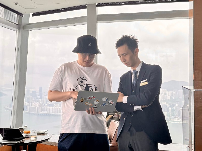 一人公司确实是全世界人民都关心的话题和一个在香港的Notion创作者聊天，他自己用了Notion快三年，日常对各种AI工具很感兴趣现在主业在头部酒店打工，副业准备开始做一些Notion相关的事，但是现在不知道怎么起步…其实小哥本身不是学软件出身，给我说看了好些大陆博主的教程和课…然后自己把代码学会了，所以对Notion才能上手比较快，聊到怎么做副业的时候，我给了他一个最快的思路基于现在已经有的案例，因为他已经帮他们酒店好几个部门都落地了notion，团队协作的效率提高了很多…再加上他们酒店（丽思卡尔顿）本身的牌子也足够大，所以案例整理出来，拿去卖给香港其他的同行业实体老板，简直不要太好卖…这小哥之前的状态是，根本没意识到自己的技能这么值钱，也不知道做这种Notion服务还能赚钱—-前者是内部定位的问题，后者缺乏对外部市场的了解，但是又一直想做副业，所以就卡在这里了其实很多人的问题都是这样，看不到自己的长处，也不愿意去了解市场，所以副业才做不起来🤭一人公司确实是全世界人民都关心的话题和一个在香港的Notion创作者聊天，他自己用了Notion快三年，日常对各种AI工具很感兴趣现在主业在头部酒店打工，副业准备开始做一些Notion相关的事，但是现在不知道怎么起步…其实小哥本身不是学软件出身，给我说看了好些大陆博主的教程和课…然后自己把代码学会了，所以对Notion才能上手比较快，聊到怎么做副业的时候，我给了他一个最快的思路基于现在已经有的案例，因为他已经帮他们酒店好几个部门都落地了notion，团队协作的效率提高了很多…再加上他们酒店（丽思卡尔顿）本身的牌子也足够大，所以案例整理出来，拿去卖给香港其他的同行业实体老板，简直不要太好卖…这小哥之前的状态是，根本没意识到自己的技能这么值钱，也不知道做这种Notion服务还能赚钱—-前者是内部定位的问题，后者缺乏对外部市场的了解，但是又一直想做副业，所以就卡在这里了其实很多人的问题都是这样，看不到自己的长处，也不愿意去了解市场，所以副业才做不起来🤭