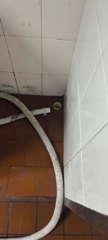 设计师不靠谱后期问题多，厨房里两台并排放置的洗衣机，预埋下水管的时候有很多种方案，单走两根最好，互不影响，Y字型排列通到主下水管也行，甚至图省钱只做一个下水管问题也不大，因为两台洗衣机一般不会同时工作