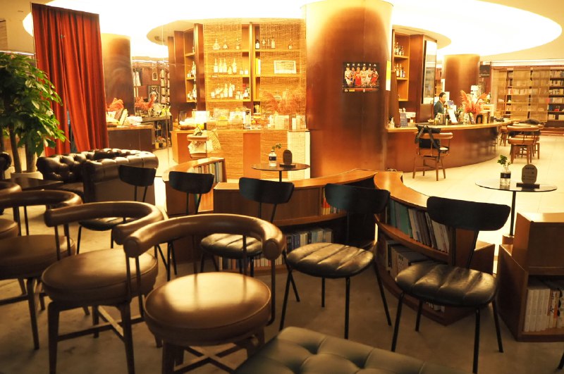 今天下午在freelab记忆比较深的是看到小翼一直在做一人公司0-1的分享内容，就很想问她，做这么多年了，不腻吗？难道这就是J人的坚持力小翼说，有变化哇，从之前的工具类、攻略化内容一直在变，现在更多的也是分享个人感受型内容