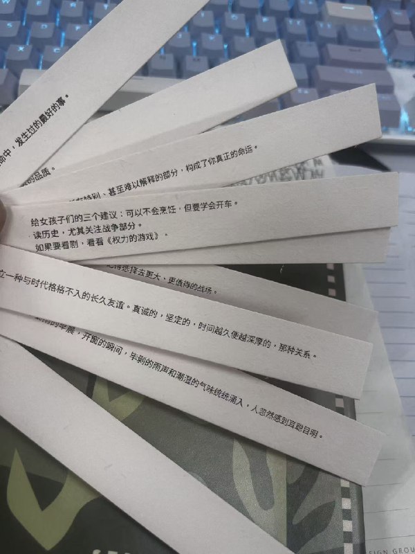 每天都能收到好多来自世界各地的自发返图！背包的、笔记本的、袜子的、帽子的，各种各样