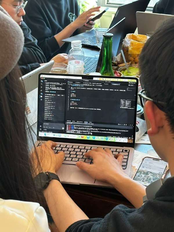 这年头真的太卷了，聚会必须学点什么东西带走🥹Vibe Coding 的现场，我越来越确认一件事：真正能做出好产品的人，底层一定有生活感