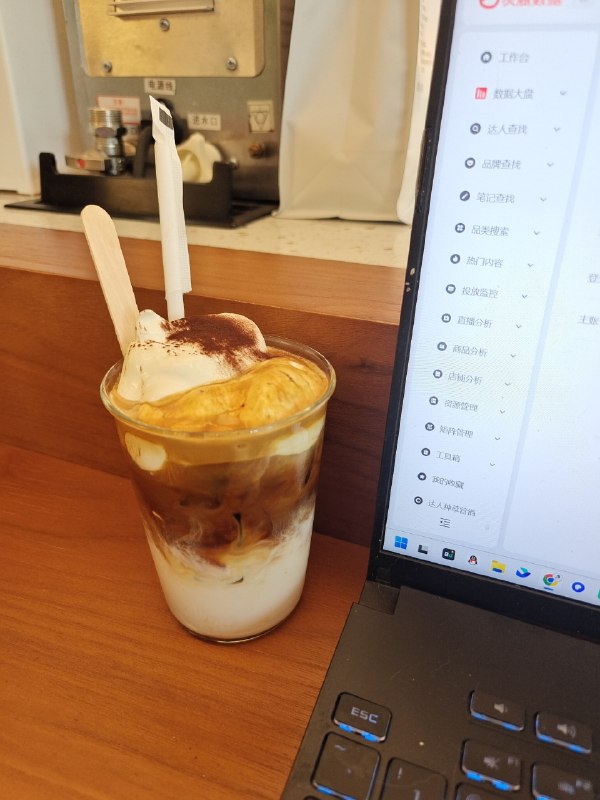 今日办公搭子～☕️ 可可红茶拿铁🥤 梅子露气泡💍 义乌买的机器人项链昨天在义乌暴走了一万六千多步今天要状态拉满，冲刺效率(ง•̀_•́)ง今日办公搭子～☕️ 可可红茶拿铁🥤 梅子露气泡💍 义乌买的机器人项链昨天在义乌暴走了一万六千多步今天要状态拉满，冲刺效率(ง•̀_•́)ง