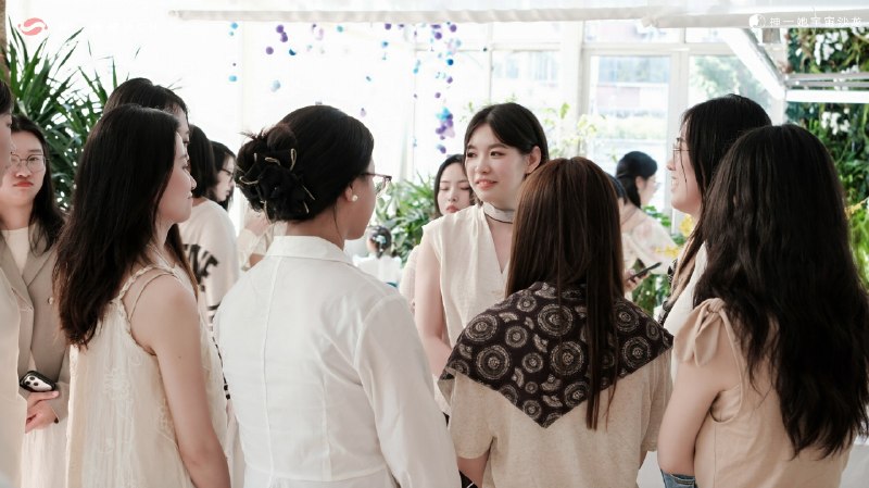 在上海沙龙现场给想做自媒体的朋友的三个建议：1️⃣ 本人这么美，为什么不用真人头像？于是拉着她，去找摄影师出图了