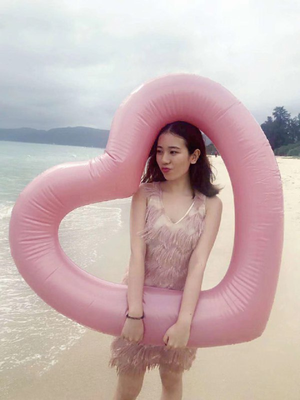 为数不多的几次和姐妹互相探亲团聚也标记了我的的8年：2017:刚毕业后1年 工作没压力 最轻松纯粹的时光还有卖衣服的副业 出去玩还拍了款回看照片真是轻盈2018～2020空白要么当牛做马炸裂的忙 要么创业失败毫无心情被压力填满2021:也很忙晚上很晚下班 才来酒店睡一觉第二天一早又走挤出来时间见面2023:裸辞前夕的出游 有过渡期的未知和悬空感2025:创业渐渐走上正轨 拥有了属于自己的时间这8年从被时间推着走，到终于拥有了时间的掌控权