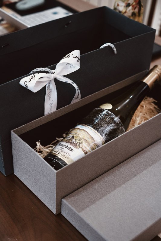 这个天，在仓库打包发酒的那种感觉，对我这种特别怕热，随便动一下就汗流浃背的人来说，真的是：“过劲！”有时候两三天的酒，我只好集中到一起发，一股脑的好