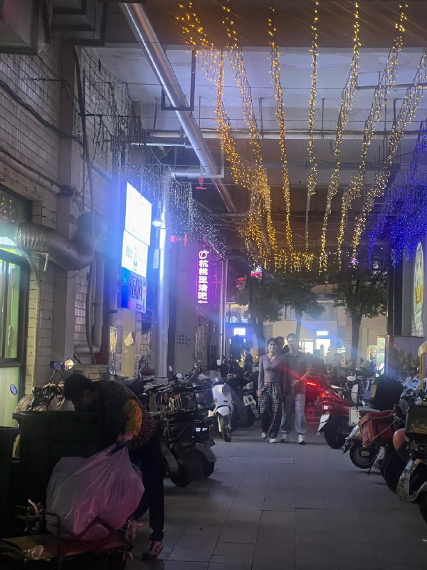 我的学生给我介绍了一个生意——是他兼职调酒的小酒馆，需要一些低端一点的进口葡萄酒做热红酒（老板又不想用小红帽这类）我也是在大学城找了好久，才在一个不起眼的角落找到了它没想到吧，这个开在巷子里的小清吧，能做到日营业额6000左右我问了一下我的学生，老板是怎么运营的他说一方面老板是一个特别温和的有亲和力的年轻小姐姐另一方面大家都知道这家店都很多漂亮的女生来喝酒，因为她们可以免费喝酒——就成了这家店的特色，吸引了很多男生来消费我的学生给我介绍了一个生意——是他兼职调酒的小酒馆，需要一些低端一点的进口葡萄酒做热红酒（老板又不想用小红帽这类）我也是在大学城找了好久，才在一个不起眼的角落找到了它没想到吧，这个开在巷子里的小清吧，能做到日营业额6000左右我问了一下我的学生，老板是怎么运营的他说一方面老板是一个特别温和的有亲和力的年轻小姐姐另一方面大家都知道这家店都很多漂亮的女生来喝酒，因为她们可以免费喝酒——就成了这家店的特色，吸引了很多男生来消费