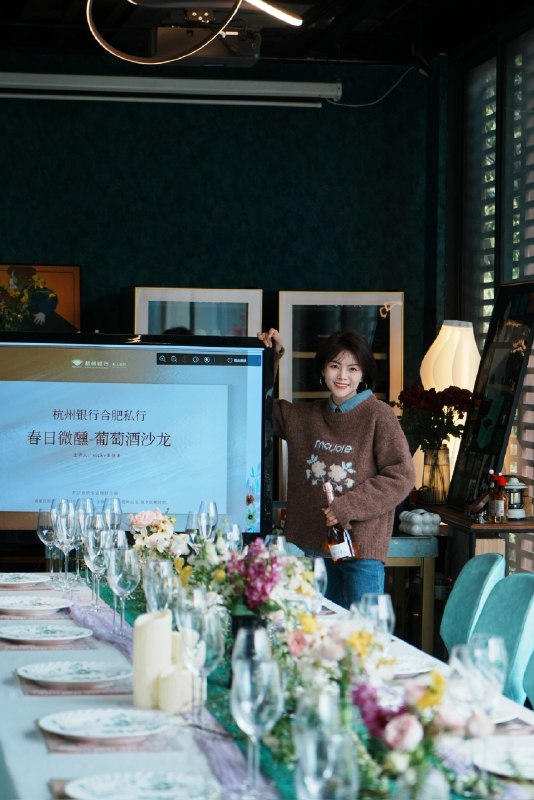 给你们看南姐今天有多美在自己的工作室，从桌面布置，酒水，食物，PPT自己一手操刀完成给你们看南姐今天有多美在自己的工作室，从桌面布置，酒水，食物，PPT自己一手操刀完成