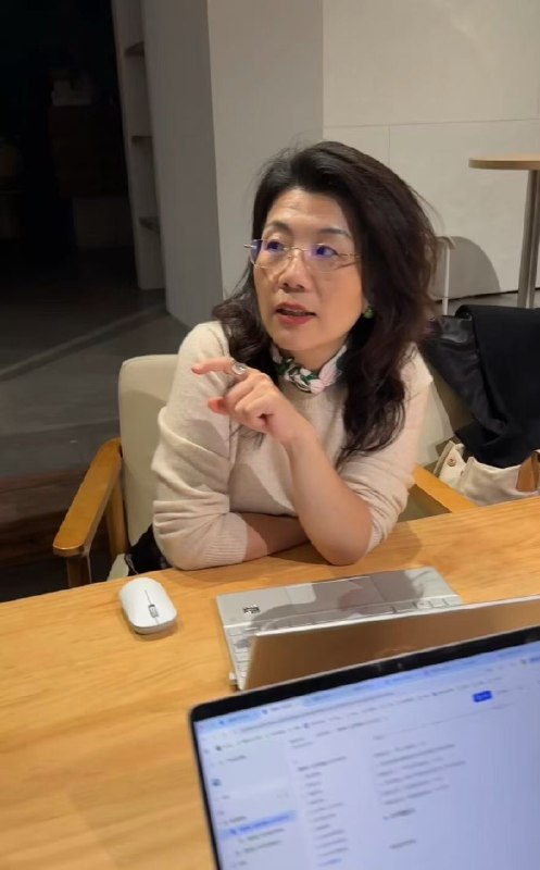 从年初开始，小媛姐就反复跟我说，想做门AI课，都被我摁住了因为AI虽然很火，但我看不到她做这件事的优势，没优势做起来就会很累，也很难拿到结果但这几个月，随着她不断研究AI，加上我对她核心能力的梳理，终于找到了个可以做的方向：一人自媒体公司也就是用AI，把一家MCN公司的能力，装进一个人的工作流里，让个人也能像团队一样，高效生产内容为什么这件事适合小媛姐做？首先，她自己是个全网15万关注的商业博主，她的视频内容就是大量嵌入AI来做的其次，她是短视频行业的一线观察员，每天都在深入了解各类博主、操盘机构，对当下有哪些新的AI打法非常熟悉同时她也能链接到业内不知名、但实操能力很强的操盘手再是，她自己也服务各类老板IP，各种AI的方法、工具，都率先在他客户的业务里跑过了基于这些优势，小媛姐就很适合做「一人自媒体公司」的业务还有个问题是：在这个需求里，该提供什么样的产品呢？这同样需要基于她的优势来做选择其中也有很多分析，最后我们得出的结论是，做培训，而不是咨询或陪跑我讲这个案例，不是为了宣传小媛姐的课，更主要的是想说，我们一定要基于自己的优势来做事比起做什么更赚钱，我们到底有什么别人没有的优势才更重要如果没有任何优势的话，做什么都不会成功的所以我给客户或者身边朋友做咨询时，最主要做的就是通过各种模型，去帮助他们找到自己的优势，这样后面才能更聚焦，也更能拿结果