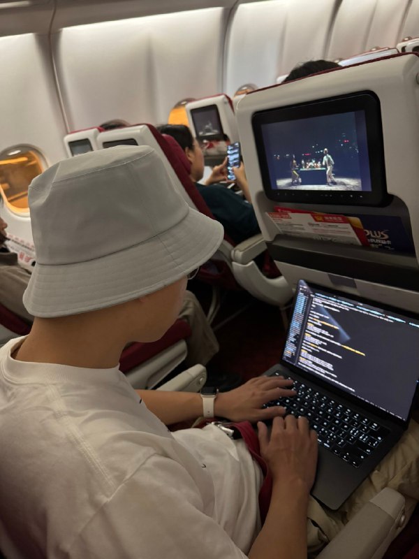 极限利用转机的两小时，在机场录制并剪辑完了DeepSeek V3.2的解读和实测视频