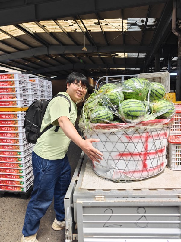 以前一直不敢碰水果批发市场，因为水太深了但这次排面了！和杭州勾庄市场达成了官方合作，市场负责人直接带着，到最好的供应商那里看货，帮我们把关价格、协助品控一直在舒适区做内容、做社群的我们，5 月过后，即将迎来重大版本迭代，挑战不擅长但足够有意思的方式（p3 太好笑了，感觉可以拍龙王赘婿了）以前一直不敢碰水果批发市场，因为水太深了但这次排面了！和杭州勾庄市场达成了官方合作，市场负责人直接带着，到最好的供应商那里看货，帮我们把关价格、协助品控一直在舒适区做内容、做社群的我们，5 月过后，即将迎来重大版本迭代，挑战不擅长但足够有意思的方式（p3 太好笑了，感觉可以拍龙王赘婿了）