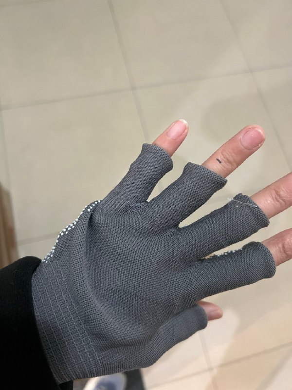 戴上了这双手套，就意味着世间的一切繁华富贵吃喝玩乐都与我无关了