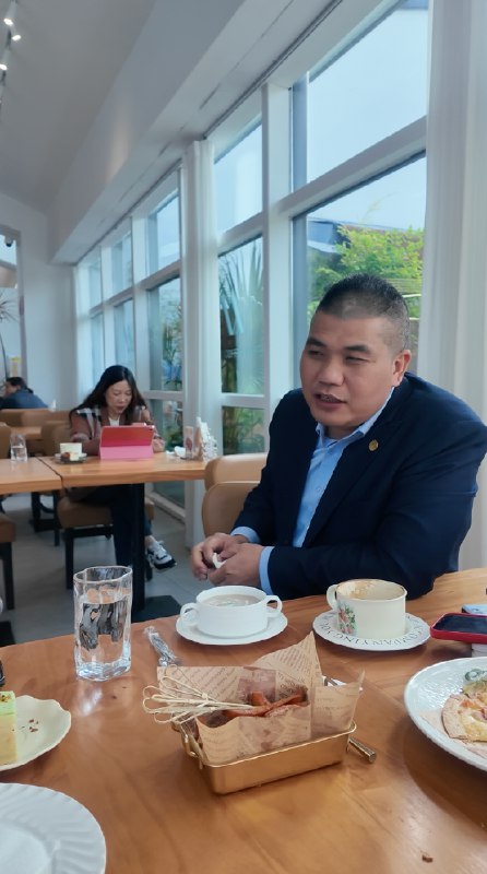 见了做外贸23年的大麦哥，他说自己每年有150天在外面学习，我真惊呆了……聊起我们这行的机构，参哥、波波、肖厂长、周百见……他是如数家珍，比我了解多了，毕竟他是真学过～不得不说，真的太拼了，这让我想起之前同总说的，70、80后是极其努力奋斗的一代，什么都想自己干，什么也都会干见了做外贸23年的大麦哥，他说自己每年有150天在外面学习，我真惊呆了……聊起我们这行的机构，参哥、波波、肖厂长、周百见……他是如数家珍，比我了解多了，毕竟他是真学过～不得不说，真的太拼了，这让我想起之前同总说的，70、80后是极其努力奋斗的一代，什么都想自己干，什么也都会干