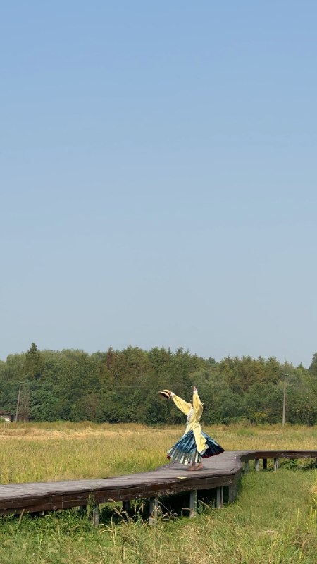 从初次开始自由职业到现在半退休的状态，用了3年，我真的很满意当我在追求的东西上，花费的时间越来越短，人生势能会带我去世界上的任何地方真的是应了那句：天高路远，有缘再会以后几年应该不在国内了，要成为我们村第一个靠自己看世界的单亲大学生喽