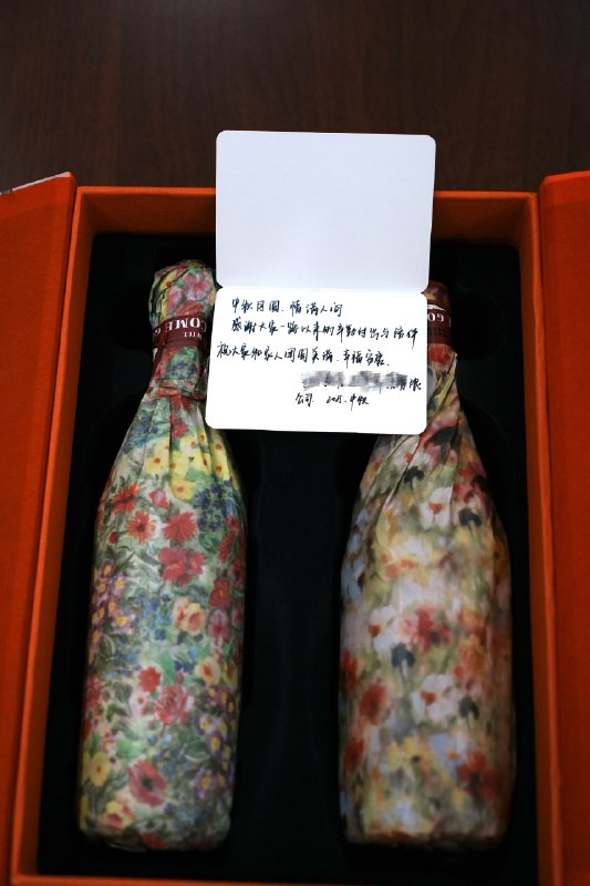 七跳跳今天帮我打包搬货理货忙一头汗我还挺感动的，心想养儿千日，用儿一时谁知完了他突然跑过来很认真的问我：“你给我多少钱？”我说，什么钱？这时他又重复了一遍：“这么多全部都是我搬的，我腰都累疼了，你给我电话手表转多少钱工资？”最后是打包一个5毛钱，转了11.5元钱七跳跳今天帮我打包搬货理货忙一头汗我还挺感动的，心想养儿千日，用儿一时谁知完了他突然跑过来很认真的问我：“你给我多少钱？”我说，什么钱？这时他又重复了一遍：“这么多全部都是我搬的，我腰都累疼了，你给我电话手表转多少钱工资？”最后是打包一个5毛钱，转了11.5元钱