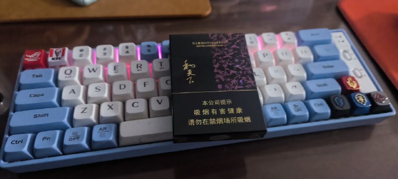 设计师不靠谱后期问题多，厨房里两台并排放置的洗衣机，预埋下水管的时候有很多种方案，单走两根最好，互不影响，Y字型排列通到主下水管也行，甚至图省钱只做一个下水管问题也不大，因为两台洗衣机一般不会同时工作