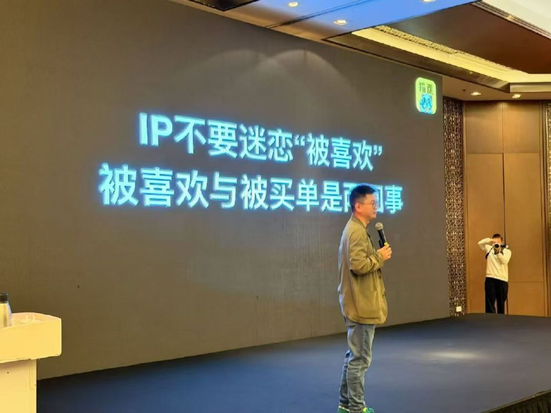 我现在对2026非常乐观因为我觉得目前最好的机会就在于2025年，各行各业都面临了很大的震荡调整尤其是在双十一结束之后很多人都撤出来了原有的项目一些所谓的风口也已经没了动静肉眼可见的一些知名的IP、达人、品牌、公司都在做大幅度的转向、调整、探索很多甚至可以堪称是“违背祖宗的决定”大家都在积极求变所有人都对2026的趋势、方向都给不出答案这对于我们来说都是最好的机会我们本身没有积累 也就没有包袱2026一旦开始起跑没有人是有绝对优势的玩家大家都在分头跑各自的赛道没有人掌握着趋势的定义权、信息的分发权市场上不会有人铺天盖地的教你做人我也没必要去关心别人的造势宣传2026千万不要做的一件事情是毫无目标地四处尝试好在我觉得2025我已经把能踩的坑都踩掉了用小的试错成本基本摸清了自己视线范围内各种商业打法视野更加聚焦、目标更加清晰接下来专注在自己的项目上深入沉淀和好的项目、好的合作伙伴、好的圈子深入绑定深入维系有价值、有交换、愿意为我买单的关系就是我的最优解我现在对2026非常乐观因为我觉得目前最好的机会就在于2025年，各行各业都面临了很大的震荡调整尤其是在双十一结束之后很多人都撤出来了原有的项目一些所谓的风口也已经没了动静肉眼可见的一些知名的IP、达人、品牌、公司都在做大幅度的转向、调整、探索很多甚至可以堪称是“违背祖宗的决定”大家都在积极求变所有人都对2026的趋势、方向都给不出答案这对于我们来说都是最好的机会我们本身没有积累 也就没有包袱2026一旦开始起跑没有人是有绝对优势的玩家大家都在分头跑各自的赛道没有人掌握着趋势的定义权、信息的分发权市场上不会有人铺天盖地的教你做人我也没必要去关心别人的造势宣传2026千万不要做的一件事情是毫无目标地四处尝试好在我觉得2025我已经把能踩的坑都踩掉了用小的试错成本基本摸清了自己视线范围内各种商业打法视野更加聚焦、目标更加清晰接下来专注在自己的项目上深入沉淀和好的项目、好的合作伙伴、好的圈子深入绑定深入维系有价值、有交换、愿意为我买单的关系就是我的最优解