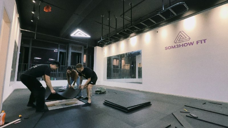 铺完地垫之后总算不像工地了！实体创业装修的每一天都能逼死一千个选择困难症/完美主义者，合作愉快，三好教练们！铺完地垫之后总算不像工地了！实体创业装修的每一天都能逼死一千个选择困难症/完美主义者，合作愉快，三好教练们！