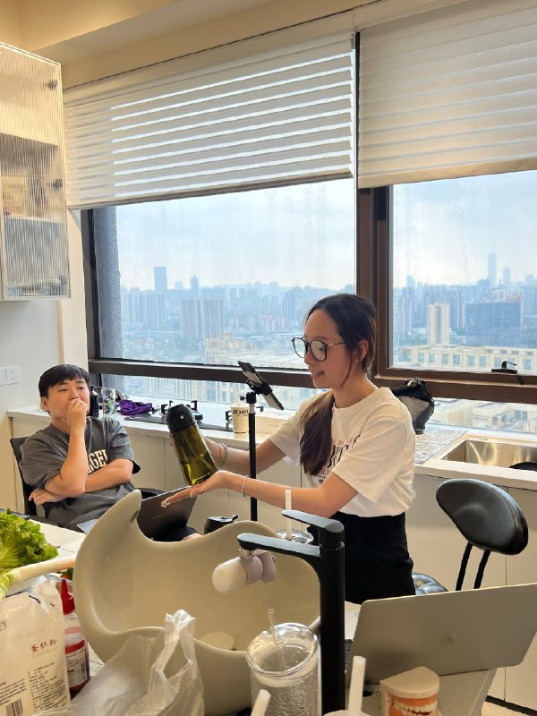 给我的合伙人曼曼做跨境IP，才发了两条视频，已经接到两个商单、一个综艺邀约