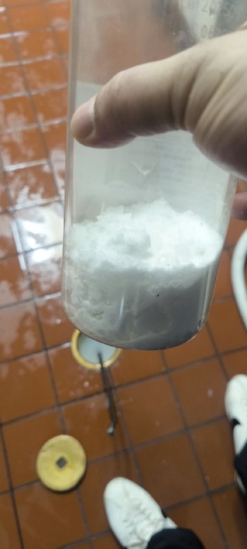 设计师不靠谱后期问题多，厨房里两台并排放置的洗衣机，预埋下水管的时候有很多种方案，单走两根最好，互不影响，Y字型排列通到主下水管也行，甚至图省钱只做一个下水管问题也不大，因为两台洗衣机一般不会同时工作