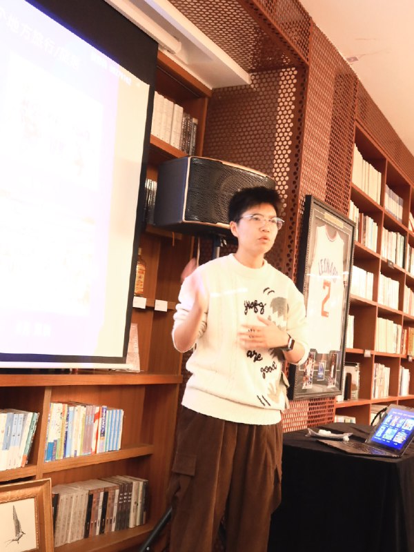 今天下午在freelab记忆比较深的是看到小翼一直在做一人公司0-1的分享内容，就很想问她，做这么多年了，不腻吗？难道这就是J人的坚持力小翼说，有变化哇，从之前的工具类、攻略化内容一直在变，现在更多的也是分享个人感受型内容