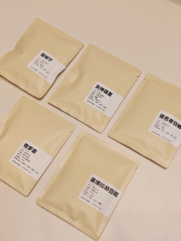 手搓2025年SVIP礼盒总算要交卷 🤗（没错，2026都过去一个Q了，2025的礼盒才做好）作为水果社群，我们应该送大家什么礼物呢，周边？摆件？水果？年前一直没想好后面突然想到，联合我们的好朋友们，做一个「自然风味礼盒」吧！在出色的产品里，我们又选择了最有特色的几款，希望能给大家呈现大自然叠加人类巧手后，不同风味的魅力被留存住的果味，是99%的人都没吃过的玉米干，有肉感的厚切菠萝干茶中的人生滋味，集齐了明前绿茶 黄茶 白茶 岩茶 红茶，感受中国人在一片叶子上下的功夫全球咖啡精选，有冠军庄园、新贵品种，由开咖啡店的朋友自烘，浅、中、深烘在一份里都能体验所有的文案和设计都由我们自己手搓，虽然最后出于成本考虑，没能还原理想状态，但也是能看了（主要还是物料太多太零散，量又小，全打印定制的话包材成本超过15了，最后只能全用热敏打印搞定）这两天化身打包女工，每个贴纸都是亲手贴上，总算要把欠的作业完成了手搓2025年SVIP礼盒总算要交卷 🤗（没错，2026都过去一个Q了，2025的礼盒才做好）作为水果社群，我们应该送大家什么礼物呢，周边？摆件？水果？年前一直没想好后面突然想到，联合我们的好朋友们，做一个「自然风味礼盒」吧！在出色的产品里，我们又选择了最有特色的几款，希望能给大家呈现大自然叠加人类巧手后，不同风味的魅力被留存住的果味，是99%的人都没吃过的玉米干，有肉感的厚切菠萝干茶中的人生滋味，集齐了明前绿茶 黄茶 白茶 岩茶 红茶，感受中国人在一片叶子上下的功夫全球咖啡精选，有冠军庄园、新贵品种，由开咖啡店的朋友自烘，浅、中、深烘在一份里都能体验所有的文案和设计都由我们自己手搓，虽然最后出于成本考虑，没能还原理想状态，但也是能看了（主要还是物料太多太零散，量又小，全打印定制的话包材成本超过15了，最后只能全用热敏打印搞定）这两天化身打包女工，每个贴纸都是亲手贴上，总算要把欠的作业完成了