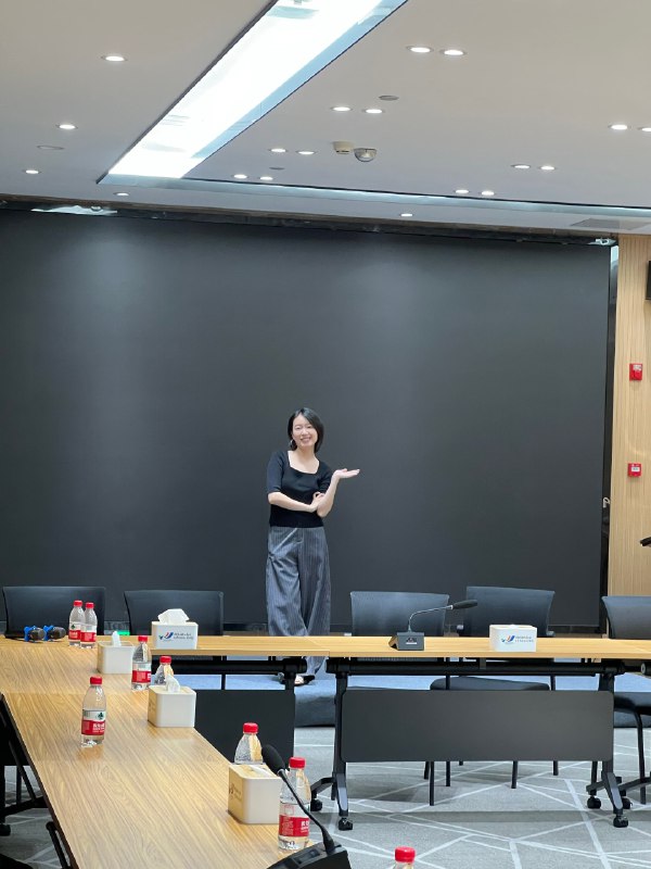 给我的合伙人曼曼做跨境IP，才发了两条视频，已经接到两个商单、一个综艺邀约