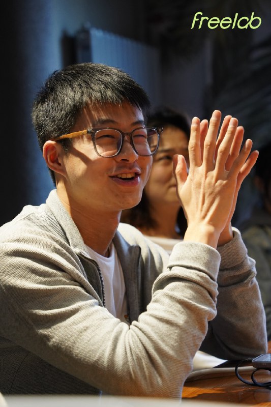恭喜FreeLab北京自由客年终聚会圆满结束🥳👏🤩参加活动的小伙伴真诚又open-minded，这期的朋友有大学老师+两家创业公司的既理想主义又落地赚钱的小姐姐、大学期间靠代购奢侈品周游25国的00后弟弟、设计师、命理师、音乐创作者、导演、产品开发…大家虽然有很多的不同但很棒的是又有很多的相似之处😍😍活动中听到的最多的两个词一个是坚持，一个是执行