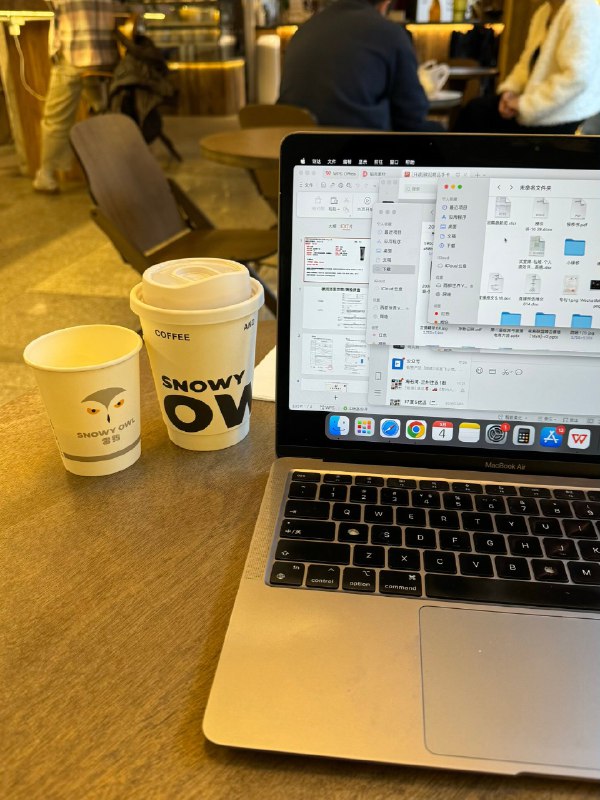 喜欢新疆作息，滑完一天雪还能来咖啡店工作到半夜喜欢新疆作息，滑完一天雪还能来咖啡店工作到半夜