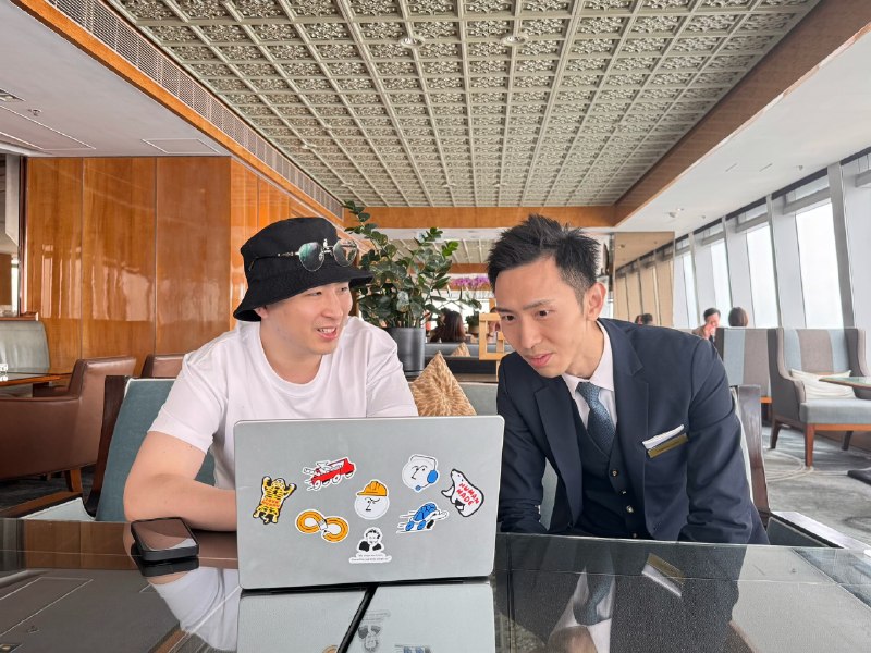 一人公司确实是全世界人民都关心的话题和一个在香港的Notion创作者聊天，他自己用了Notion快三年，日常对各种AI工具很感兴趣现在主业在头部酒店打工，副业准备开始做一些Notion相关的事，但是现在不知道怎么起步…其实小哥本身不是学软件出身，给我说看了好些大陆博主的教程和课…然后自己把代码学会了，所以对Notion才能上手比较快，聊到怎么做副业的时候，我给了他一个最快的思路基于现在已经有的案例，因为他已经帮他们酒店好几个部门都落地了notion，团队协作的效率提高了很多…再加上他们酒店（丽思卡尔顿）本身的牌子也足够大，所以案例整理出来，拿去卖给香港其他的同行业实体老板，简直不要太好卖…这小哥之前的状态是，根本没意识到自己的技能这么值钱，也不知道做这种Notion服务还能赚钱—-前者是内部定位的问题，后者缺乏对外部市场的了解，但是又一直想做副业，所以就卡在这里了其实很多人的问题都是这样，看不到自己的长处，也不愿意去了解市场，所以副业才做不起来🤭一人公司确实是全世界人民都关心的话题和一个在香港的Notion创作者聊天，他自己用了Notion快三年，日常对各种AI工具很感兴趣现在主业在头部酒店打工，副业准备开始做一些Notion相关的事，但是现在不知道怎么起步…其实小哥本身不是学软件出身，给我说看了好些大陆博主的教程和课…然后自己把代码学会了，所以对Notion才能上手比较快，聊到怎么做副业的时候，我给了他一个最快的思路基于现在已经有的案例，因为他已经帮他们酒店好几个部门都落地了notion，团队协作的效率提高了很多…再加上他们酒店（丽思卡尔顿）本身的牌子也足够大，所以案例整理出来，拿去卖给香港其他的同行业实体老板，简直不要太好卖…这小哥之前的状态是，根本没意识到自己的技能这么值钱，也不知道做这种Notion服务还能赚钱—-前者是内部定位的问题，后者缺乏对外部市场的了解，但是又一直想做副业，所以就卡在这里了其实很多人的问题都是这样，看不到自己的长处，也不愿意去了解市场，所以副业才做不起来🤭