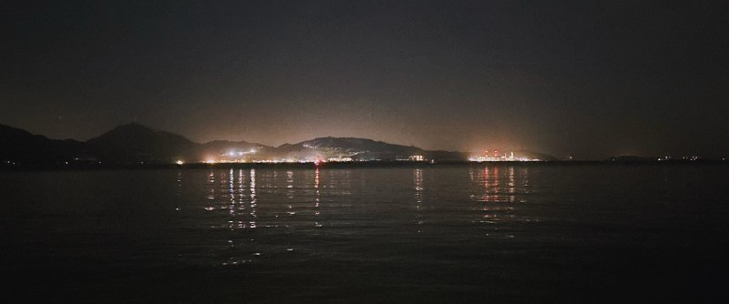 站在蛇口海边旁边是几千万的房子楼下就是海边对面就是香港这踏马谁来了不想搞钱？