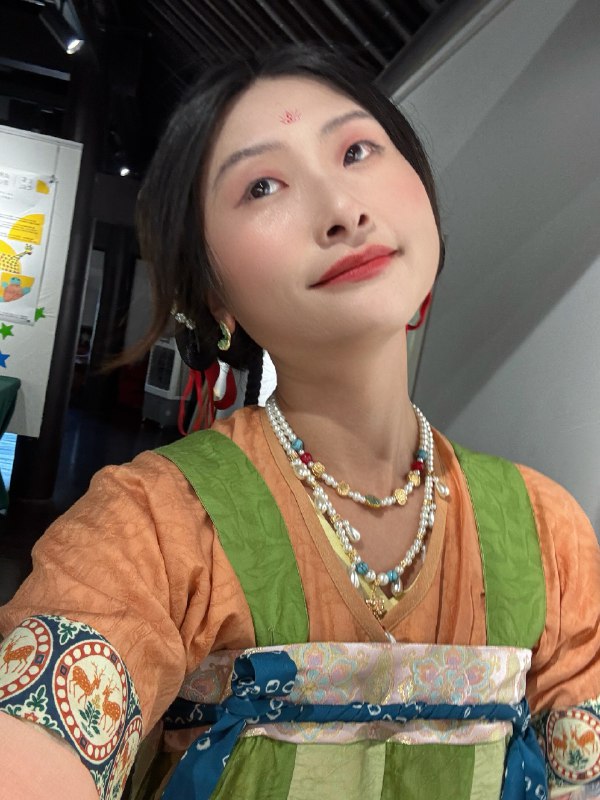 到了一定阶段会意识到，热情的作用，是把爱好发展成事业，让爱好回归爱好喜欢的事不一定要成为事业，但又喜欢又赚钱，恭喜自己，是个有幸运又棒的小孩